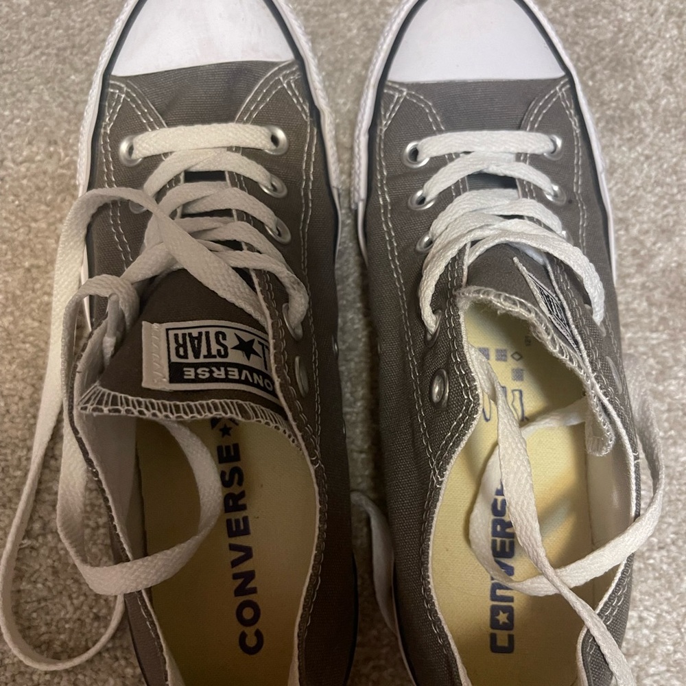 Converse size 8. Worn once. Perfect condition